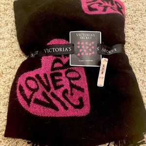 Victoria's Secret reversible Black blanket with Magenta hearts.